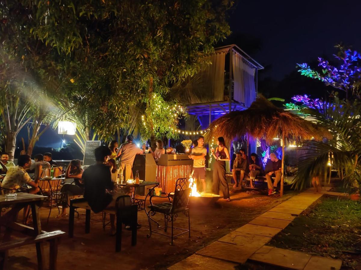Wonderland Hostel Анжуна Экстерьер фото