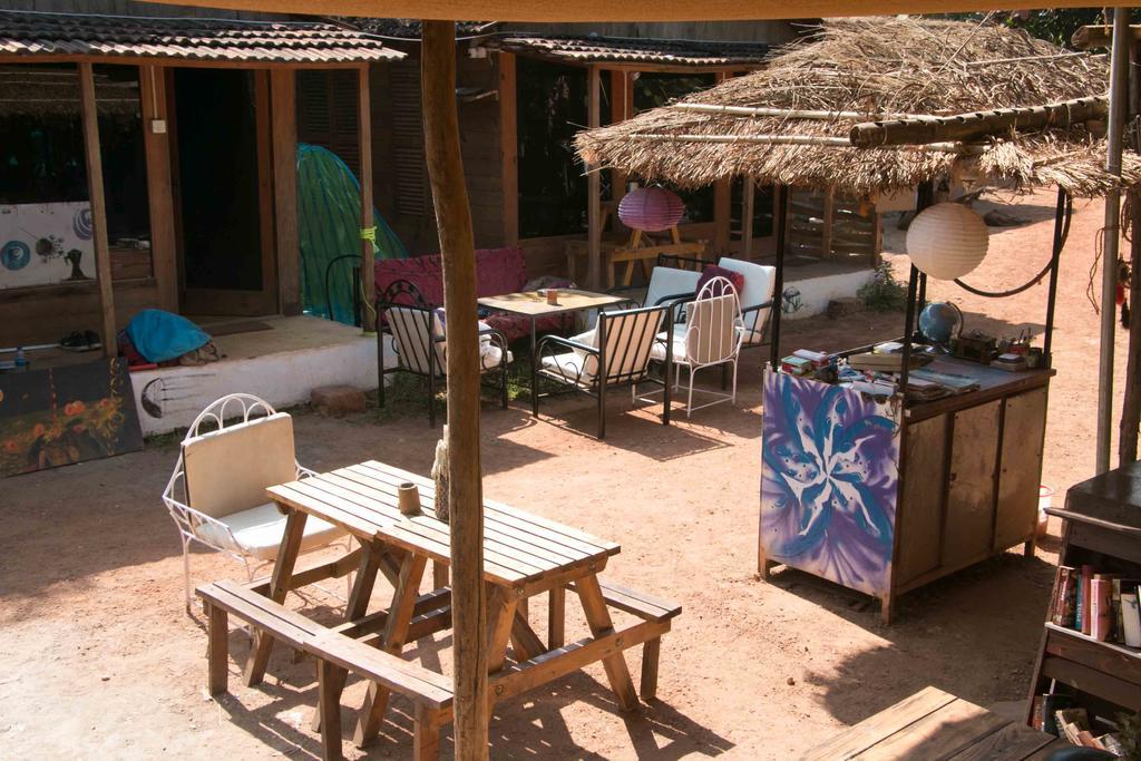 Wonderland Hostel Анжуна Экстерьер фото
