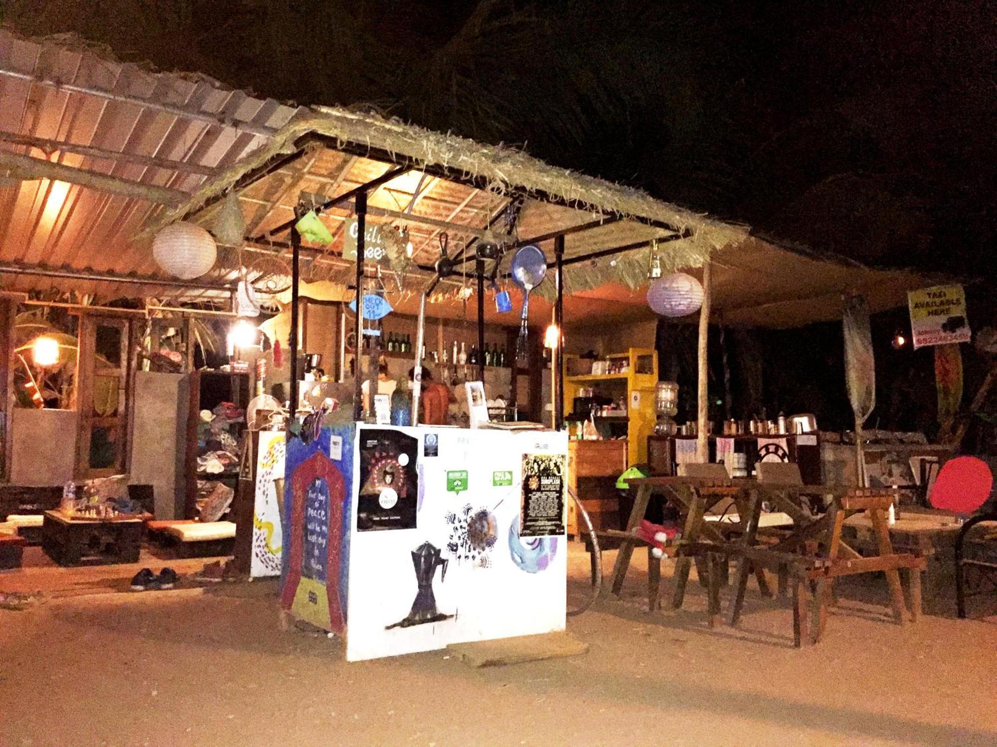 Wonderland Hostel Анжуна Экстерьер фото