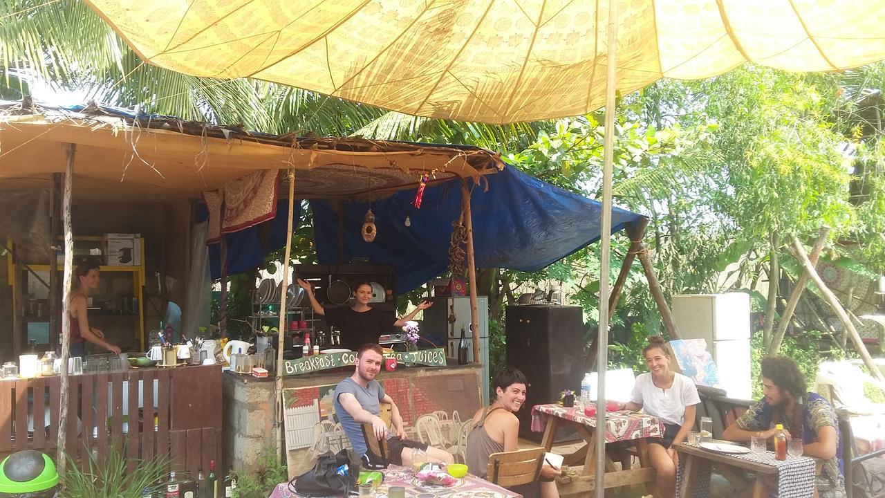 Wonderland Hostel Анжуна Экстерьер фото