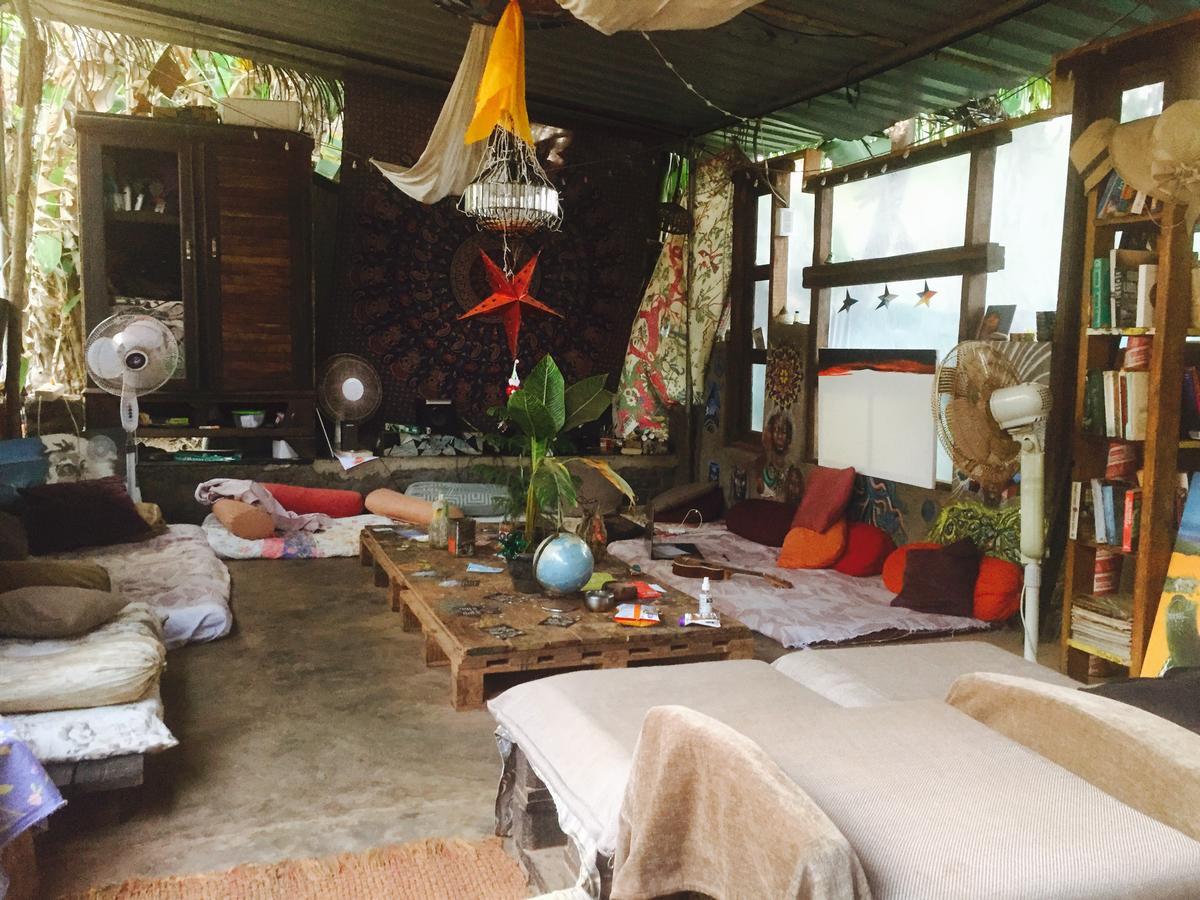 Wonderland Hostel Анжуна Экстерьер фото