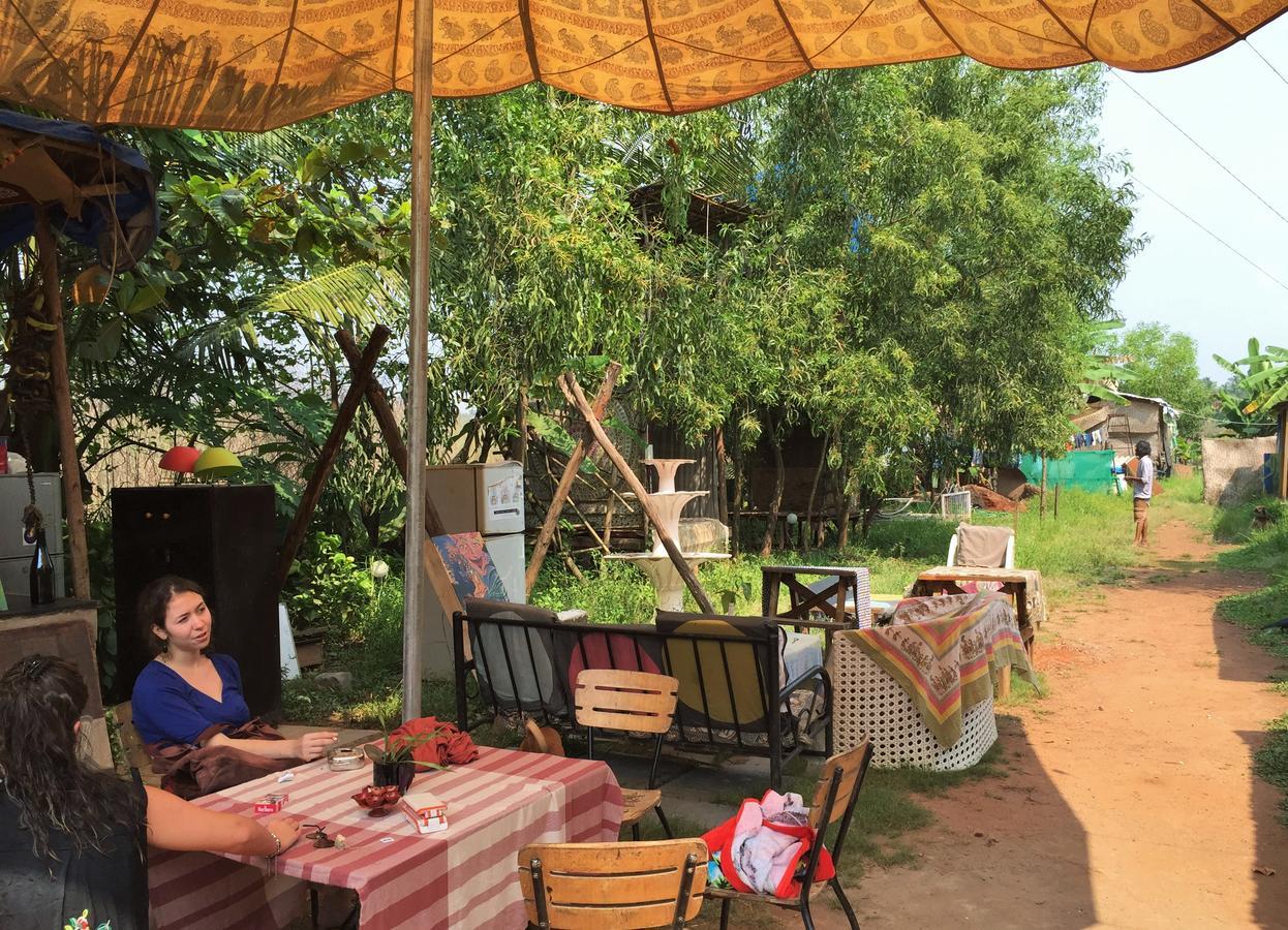 Wonderland Hostel Анжуна Экстерьер фото